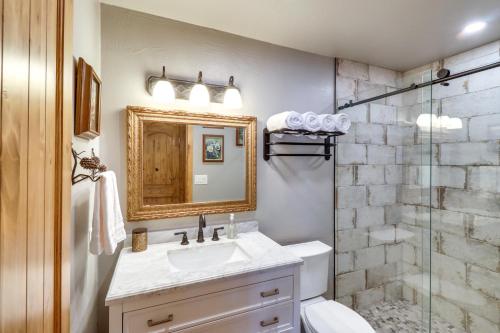 Ένα μπάνιο στο Fire Pit and Grill Waterfront Cabin in Lakeside!