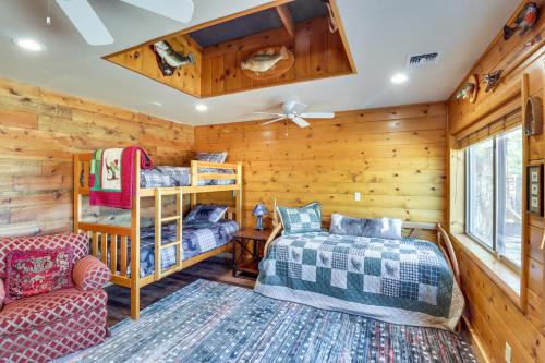 Ένα ή περισσότερα κρεβάτια σε δωμάτιο στο Fire Pit and Grill Waterfront Cabin in Lakeside!