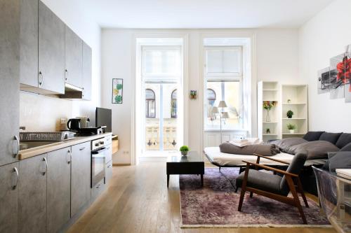 cocina y sala de estar con sofá en Royal Residences Vienna, en Viena