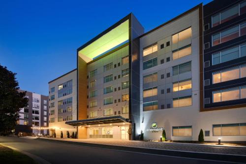 um edifício de apartamentos com uma fachada iluminada à noite em Element Atlanta Buckhead em Atlanta