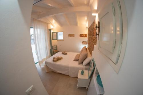 a bedroom with a white bed in a room at Nonna Veronica in Gemini