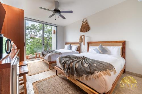 Ένα ή περισσότερα κρεβάτια σε δωμάτιο στο NHOA 311A Lux 2BR Condo Pool View in Aldea Zama