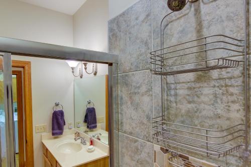 Koupelna v ubytování Mtn-View Condo with Screened Porch in Burnsville!