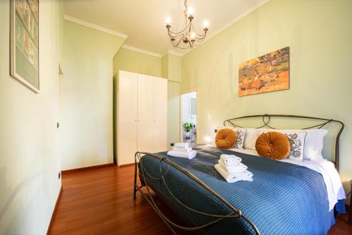 een slaapkamer met een bed met handdoeken erop bij Residenza alla Cattedrale in Center Town in Lucca
