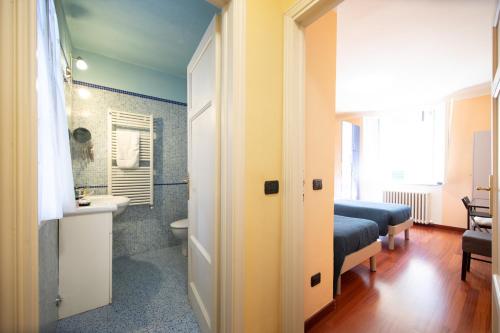 een badkamer met een wastafel, een toilet en een bed bij Residenza alla Cattedrale in Center Town in Lucca