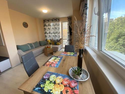 ein Wohnzimmer mit einem Tisch mit Essen drauf in der Unterkunft Park apartment - Stara Zagora in Stara Sagora