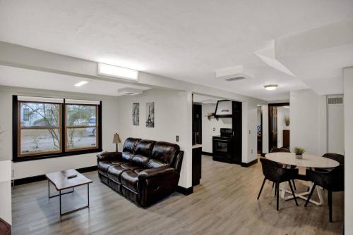 Χώρος καθιστικού στο Unique Downtown 2br 2ba close to everything Apt.B