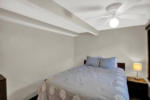 Ένα ή περισσότερα κρεβάτια σε δωμάτιο στο Unique Downtown 2br 2ba close to everything Apt.B