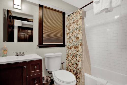 Ένα μπάνιο στο Unique Downtown 2br 2ba close to everything Apt.B