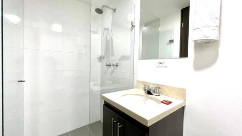 y baño con lavabo y ducha. en Apartamento moderno en conquistadotes, excelente ubicación., en Medellín