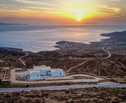 - une vue sur le coucher de soleil sur l'océan dans l'établissement Alos Residence, à Agios Romanos