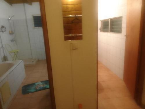 聖羅斯的住宿－Malaka Rose，一间带卫生间、水槽和镜子的浴室