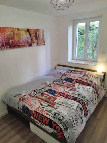 a bedroom with a bed with a new yankees quilt at Le New York Bisontin 2 in Besançon