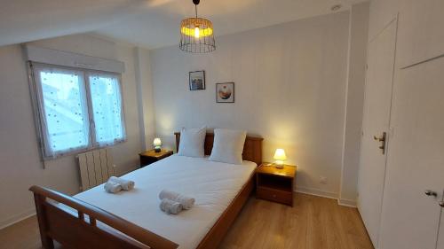 une chambre avec un lit avec deux animaux en peluche dessus dans l'établissement Bel appartement au calme, à Sainte-Geneviève-des-Bois