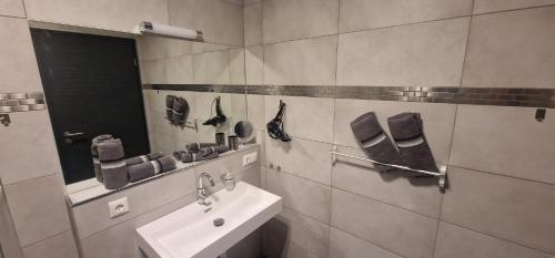 a bathroom with a sink and a mirror at VivaNatura EifelferienStudio in Simmerath