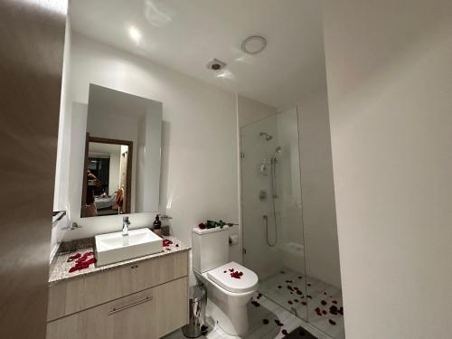 uma casa de banho com um WC, um lavatório e um chuveiro em Five Stars Suites - Paris - Quito em Quito