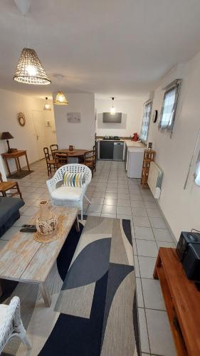 un salon avec un canapé et une table dans l'établissement Bel appartement au calme, à Sainte-Geneviève-des-Bois