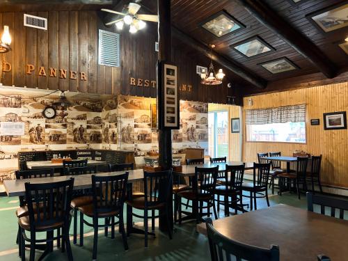 une salle à manger avec des tables et des chaises et un mur avec des photos dans l'établissement Hotel Carmacks, à Carmacks