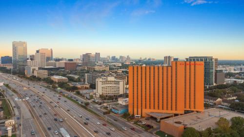 uma vista superior de uma cidade com uma auto-estrada em Crowne Plaza Houston Med Ctr-Galleria Area, an IHG Hotel em Houston