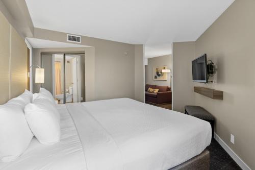 1 cama blanca grande en una habitación de hotel en Crowne Plaza Houston Med Ctr-Galleria Area, an IHG Hotel en Houston
