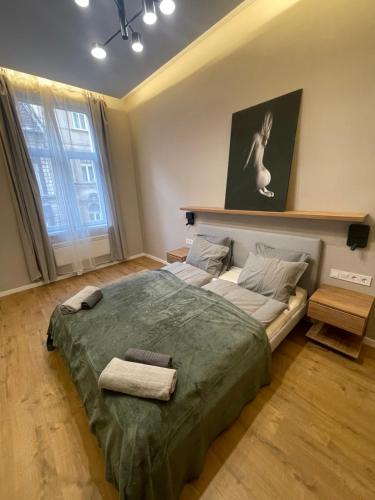 ein Schlafzimmer mit einem großen Bett mit zwei Handtüchern darauf in der Unterkunft CITY CENTER 2, Cozy and Modern 2br in the city center in Budapest