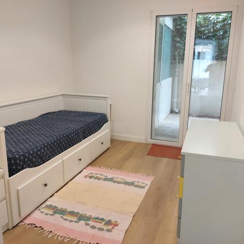 1 dormitorio con 1 cama y puerta corredera de cristal en La casa di Matías, en Valverde