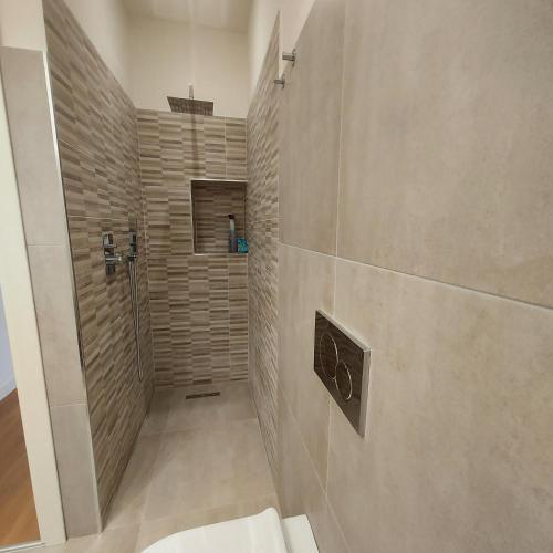 bagno con doccia e servizi igienici di La casa di Matías a Valverde