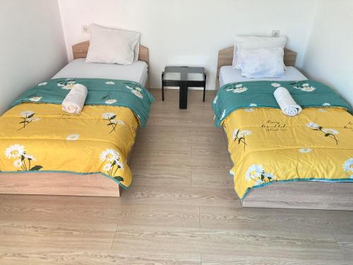 dos camas sentadas una al lado de la otra en una habitación en Alexia, en Skopje