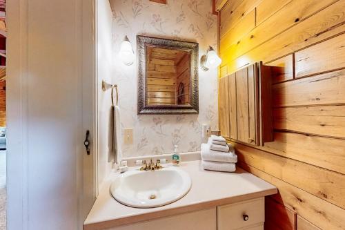a bathroom with a sink and a mirror at Lily Bay Getaway in The Highlands