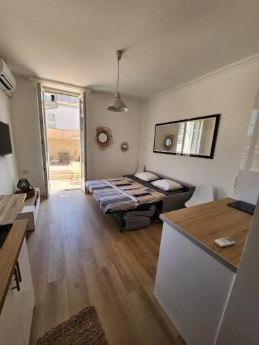 AMAZING STUDIO - GRANDE TERRASSE - COEUR DE VILLE - WIFI - AC