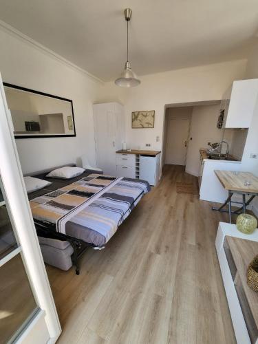 une chambre avec un lit et une table dedans dans l'établissement AMAZING STUDIO - GRANDE TERRASSE - COEUR DE VILLE - WIFI - AC, à Nice