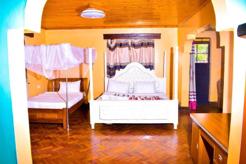 Meru的住宿－Consular Resort Meru，一间卧室设有两张床和窗户。