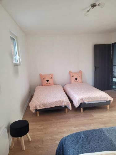 een slaapkamer met 2 bedden en kussens erop bij chambres chez l habitant villa de luxe in Mouvaux