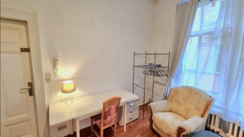 um quarto com uma secretária, uma cadeira e uma janela em Studio Apartement in Halle em Halle an der Saale