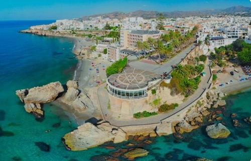 een luchtzicht op een strand met rotsen in het water bij Apartamento E&D in Nerja