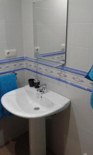 y baño con lavabo blanco y espejo. en VFT LA PAZ en Baeza