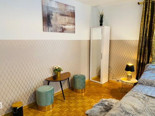 een slaapkamer met een bed en een tafel met krukken bij ClickTheFlat Solidarności City Center Apart Rooms in Warschau