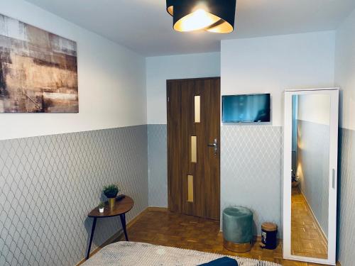um quarto com uma cama e uma porta de madeira em ClickTheFlat Solidarności City Center Apart Rooms em Varsóvia