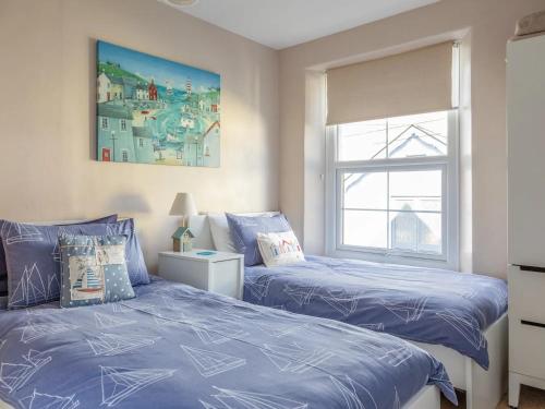 sypialnia z 2 łóżkami i oknem w obiekcie Seas the Day Cottage, Dartmouth w mieście Dartmouth