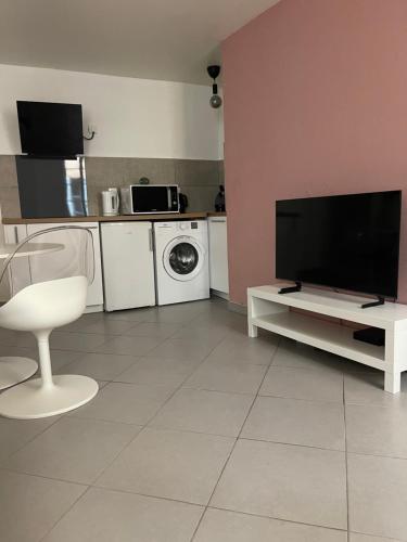 Il comprend un salon avec une télévision et un lave-linge. dans l'établissement MY COSY - Appartement Vieux Nice, à Nice