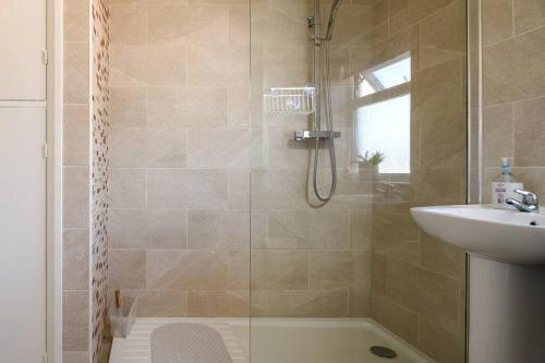 een badkamer met een douche en een wastafel bij Hafod Wen near the beach and Llandudno town Centre in Llandudno
