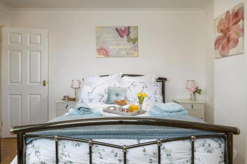 een slaapkamer met een bed met blauwe en witte lakens bij Hafod Wen near the beach and Llandudno town Centre in Llandudno