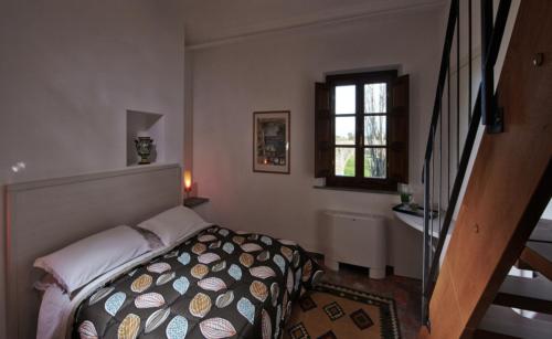 a bedroom with a bed and a window at B&B ai Condotti di Pisa da Filippo in San Giuliano Terme