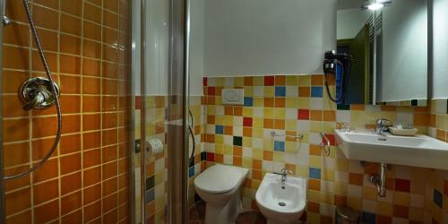 un bagno con wc, lavandino e doccia di B&B ai Condotti di Pisa da Filippo a San Giuliano Terme