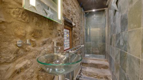 bagno con lavabo in vetro e doccia di Little Hill House, Mumbles a The Mumbles