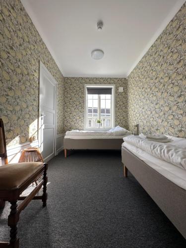 1 dormitorio con 2 camas y ventana en Crusellska Vandrarhemmet, en Strömstad