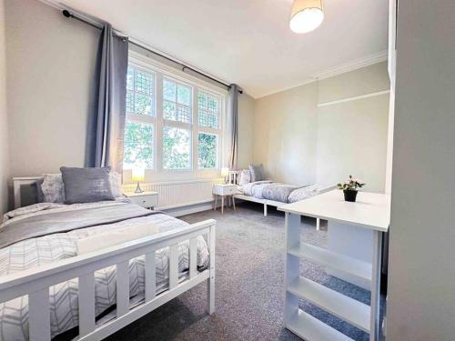 レディングにあるReading Spacious Stay, NHS & Contractorsのベッドルーム(白いベッド1台、窓付)