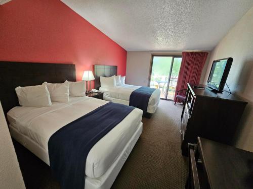 een hotelkamer met 2 bedden en een televisie bij The Lodge at Chalk Hill in Uniontown