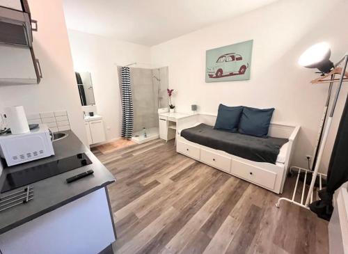 Cette petite chambre comprend un lit et une cuisine. dans l'établissement Good mood, à Bordeaux