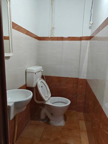 Bilik mandi di Beautiful 4bhk Duplex Villa
